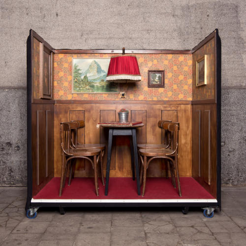 Lambrisering en huiskamersfeer in een bruin café