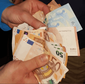 De ingelegde pot met contant geld