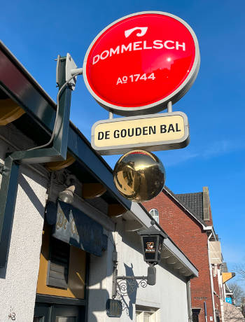 Uithangbord van café De Gouden Bal in Eindhoven